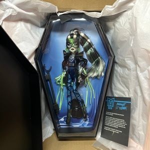 Monster High Haunt Couture Midnight Runway Frankie Stein NIB